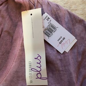 Motherhood Maternity ruched side shirt sleeve tee.